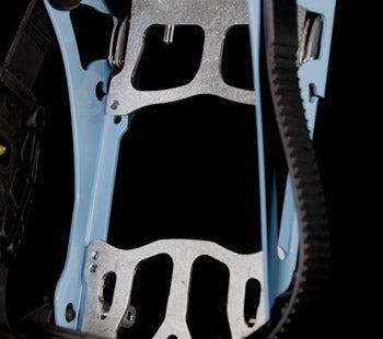 Ski touring binding with metal ladder plates and light blue frame